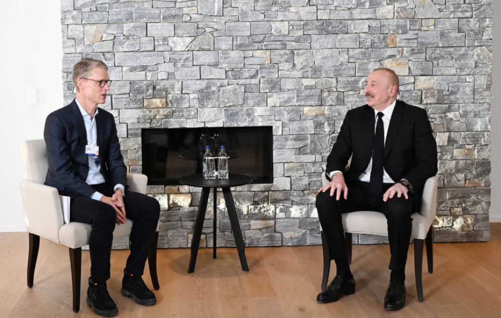 Präsident Ilham Aliyev trifft Vorsitzenden des Aufsichtsrats und CEO von Carlsberg Group in Davos