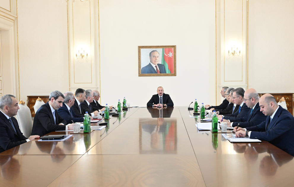 Besprechung über Verkehrsprobleme 
Ilham Aliyev hält Rede bei Sitzung