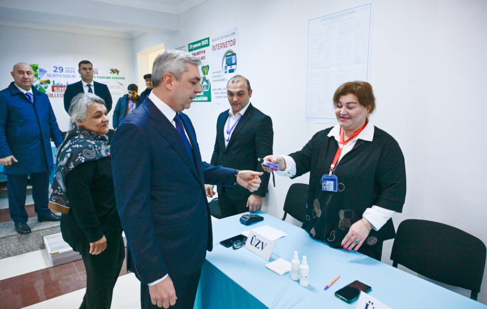 Prezident Administrasiyasının rəhbəri Samir Nuriyev 34 saylı seçki məntəqəsində səs verib