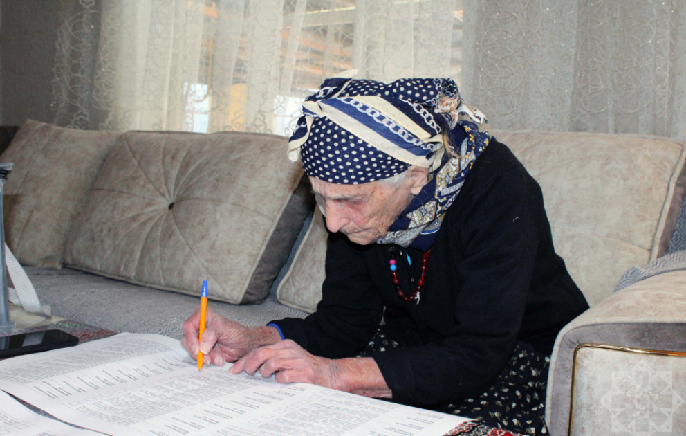 В Астаре 101-летняя Марьям нене проголосовала у себя дома