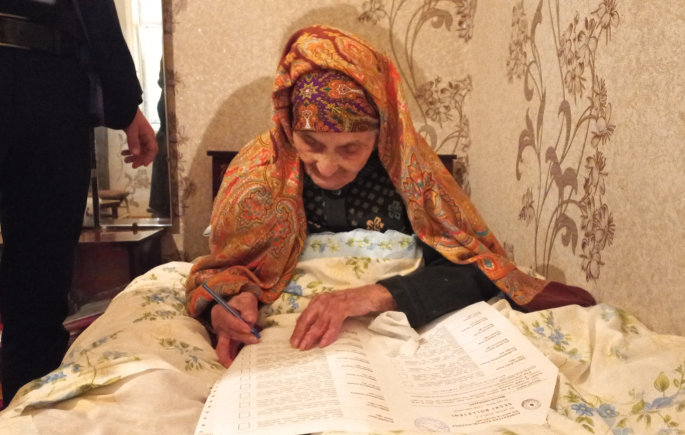 Tərtərdə 115 yaşlı nənənin evinə daşınan seçki qutusu aparılıb