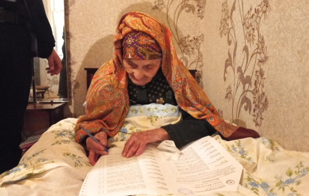 В Тертере в дом 115-летней избирательницы доставили переносную урну