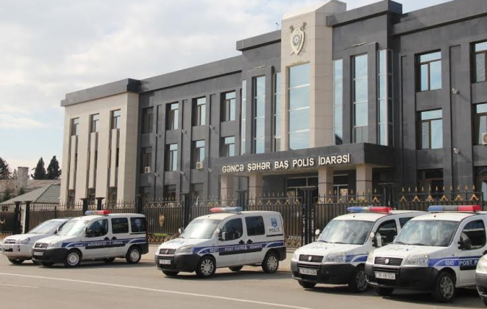 Gəncədə qanunsuz saxlanılan silahlar polisə təhvil verilib