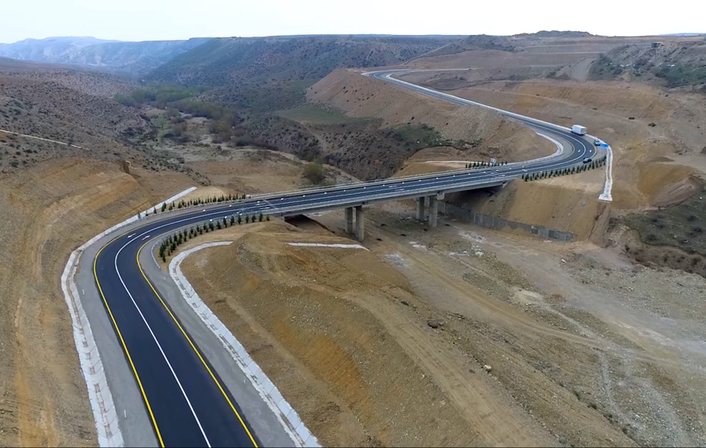 Son 20 ildə 727 körpü və yol ötürücüsü, 73 tunel və 163 piyada keçidi inşa edilib