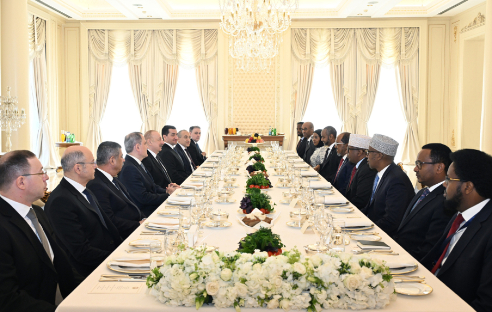 Prezident İlham Əliyevin Somali Prezidenti ilə lanç əsnasında geniş tərkibdə görüşü olub