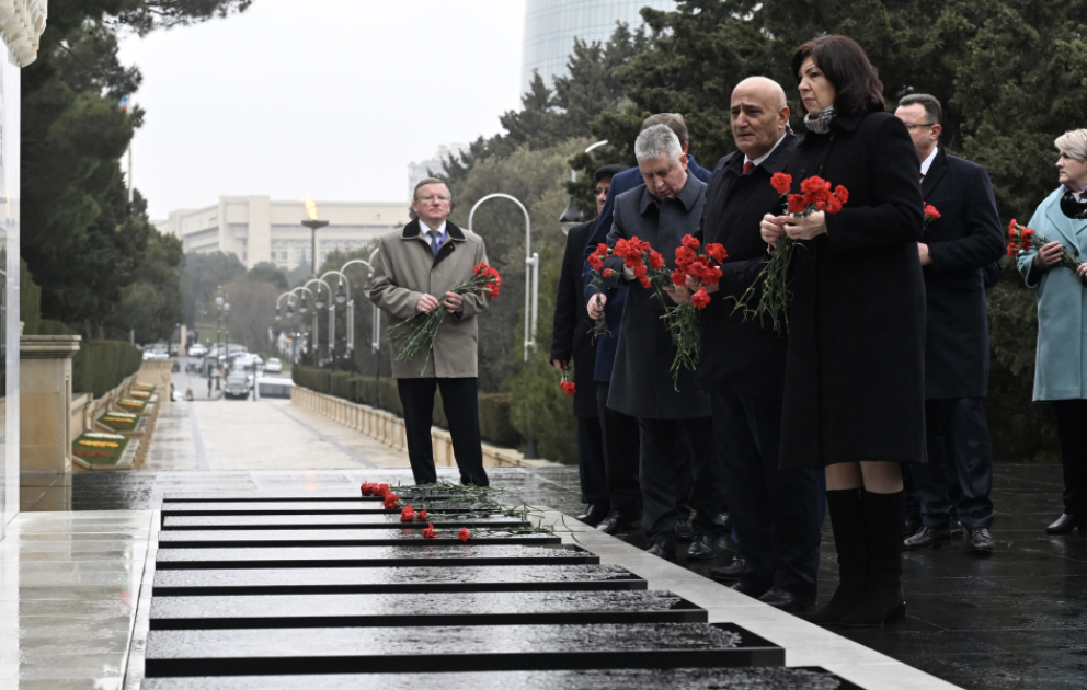 Belarusun nümayəndə heyəti Ulu Öndərin məzarını və Şəhidlər xiyabanını ziyarət edib