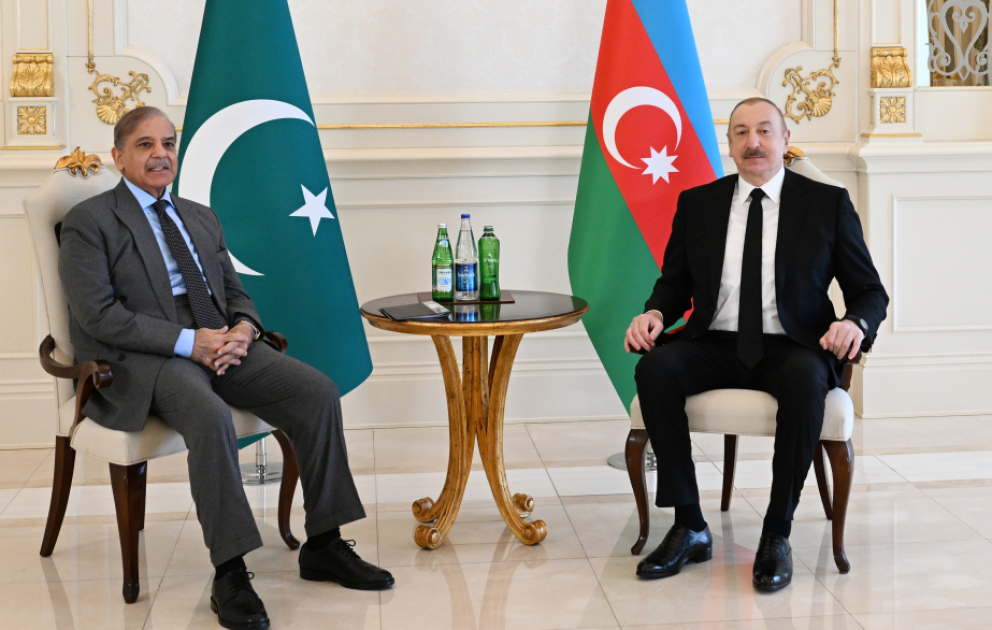 Präsident Ilham Aliyev und Premierminister Muhammad Shehbaz Sharif treffen sich unter vier Augen