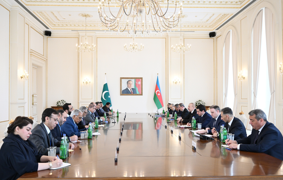 Präsident Ilham Aliyev und Premierminister Muhammad Shehbaz Sharif treffen sich in erweitertem Format