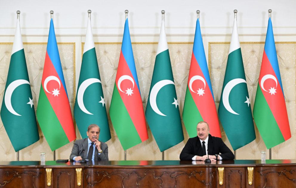 Le président Ilham Aliyev et le Premier ministre Shehbaz Sharif font des déclarations à la presse