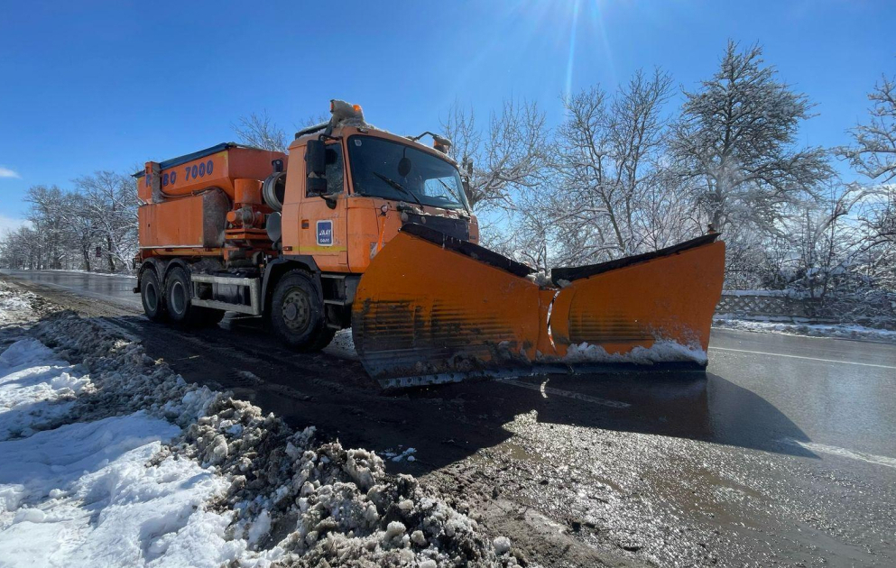 Qarlı hava şəraiti: Bakı-Şamaxı-Yevlax yolu nəqliyyatın hərəkəti üçün açıqdır