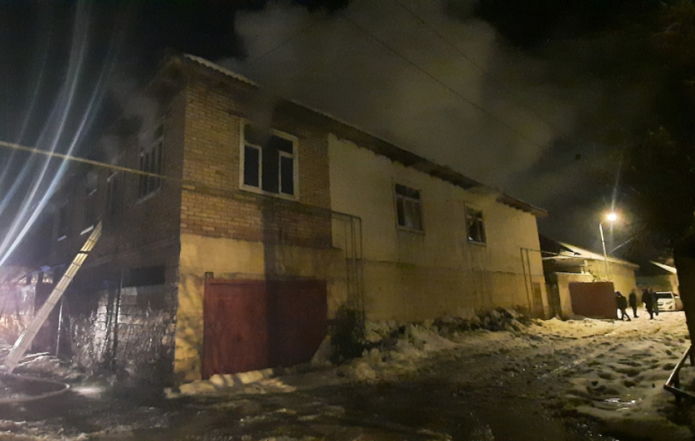 Salyanda ikimərtəbəli ev yanıb
