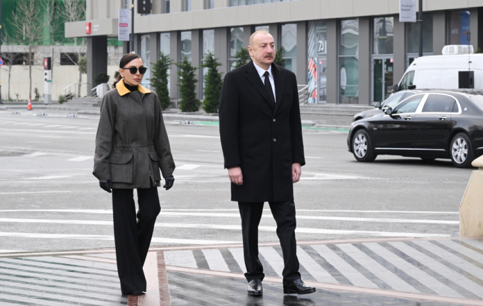 Präsident Ilham Aliyev und Erste Vizepräsidentin Mehriban Aliyeva besuchen Denkmal zum Gedenken an die Opfer des Völkermords von Chodschali