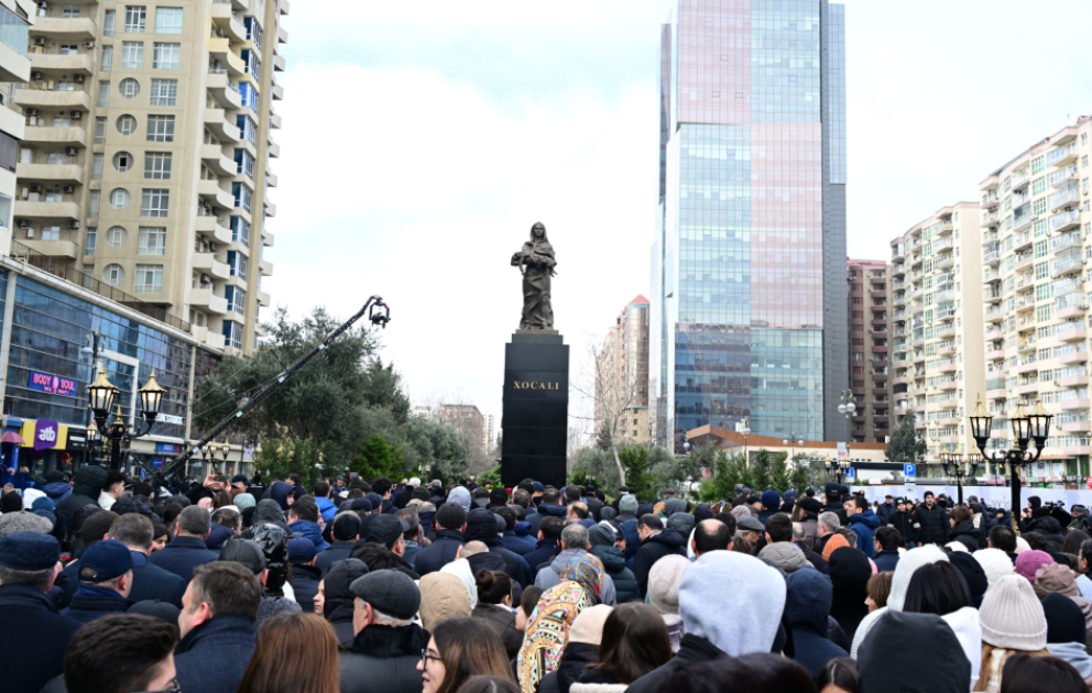 Люди стекаются к памятнику жертвам Ходжалинского геноцида
