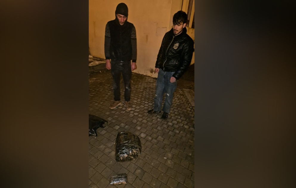 Polis Səbail rayonunda saxladığı narkokuryerlərdən 3 kiloqramdan çox narkotik vasitə götürüb