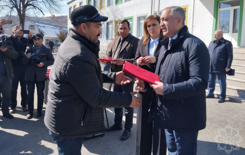 Ağdərənin Həsənriz kəndinə köçən ailələrə evlərinin açarları təqdim olunub