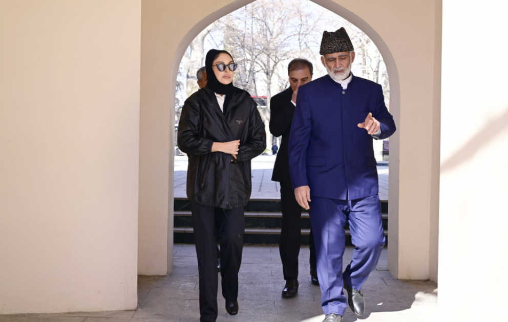 Erste Vizepräsidentin Mehriban Aliyeva besucht die Moscheen Schah Abbas und Huseyniyye in Ganja