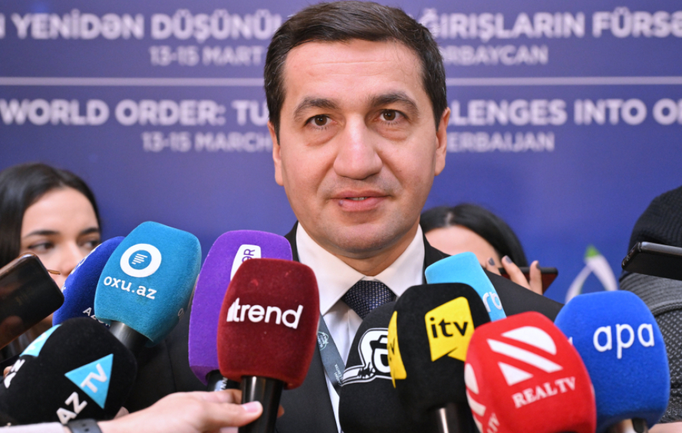 Hikmət Hacıyev jurnalistlərə açıqlamasında Azərbaycan xalqına qarşı cinayət əməlləri törətməkdə ittiham olunan şəxslər barədə danışıb