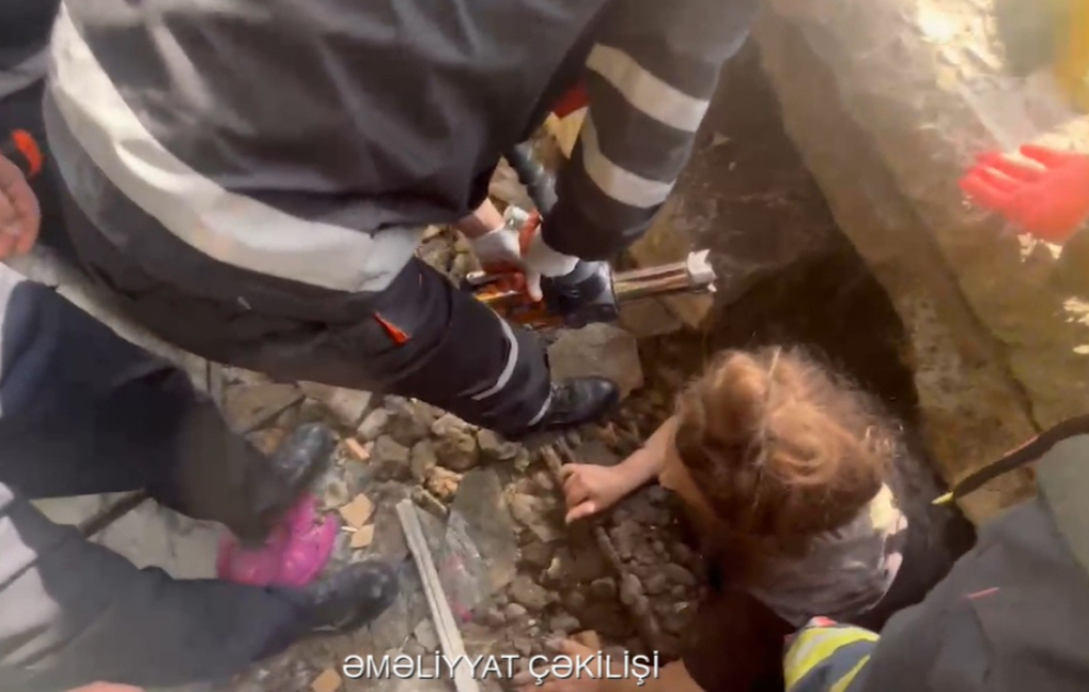 Bərdədə yaşayış binasının eyvanı uçub, bir nəfər dağıntılar altında qalıb