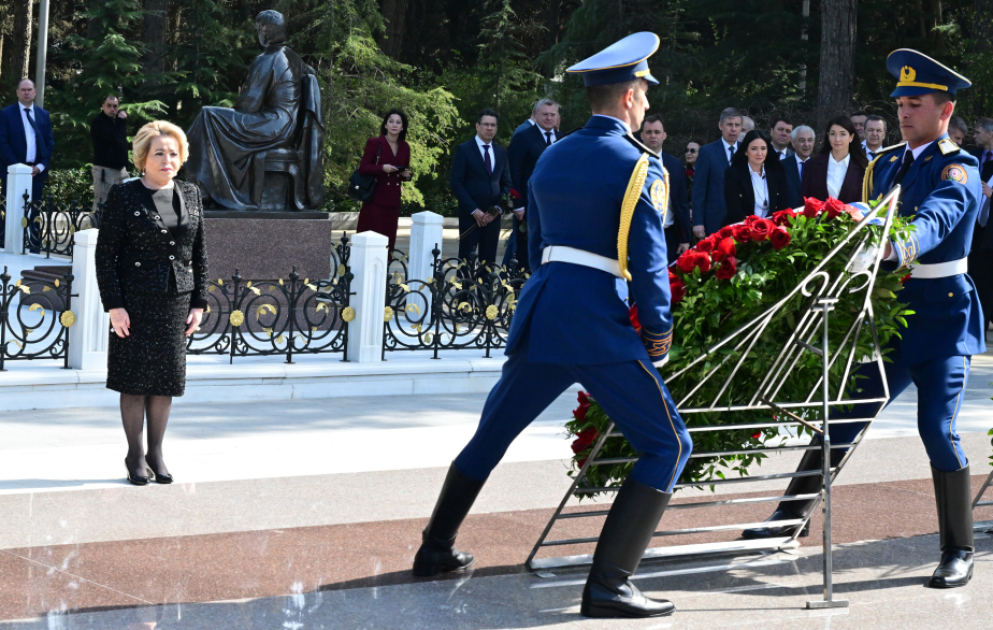 Rusiya Federal Məclisi Federasiya Şurasının sədri Ulu Öndərin məzarını ziyarət edib