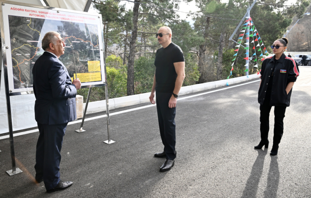 Le président Ilham Aliyev et son épouse Mehriban Aliyeva participent à la réouverture d’une route rénovée dans la région d'Aghdéré