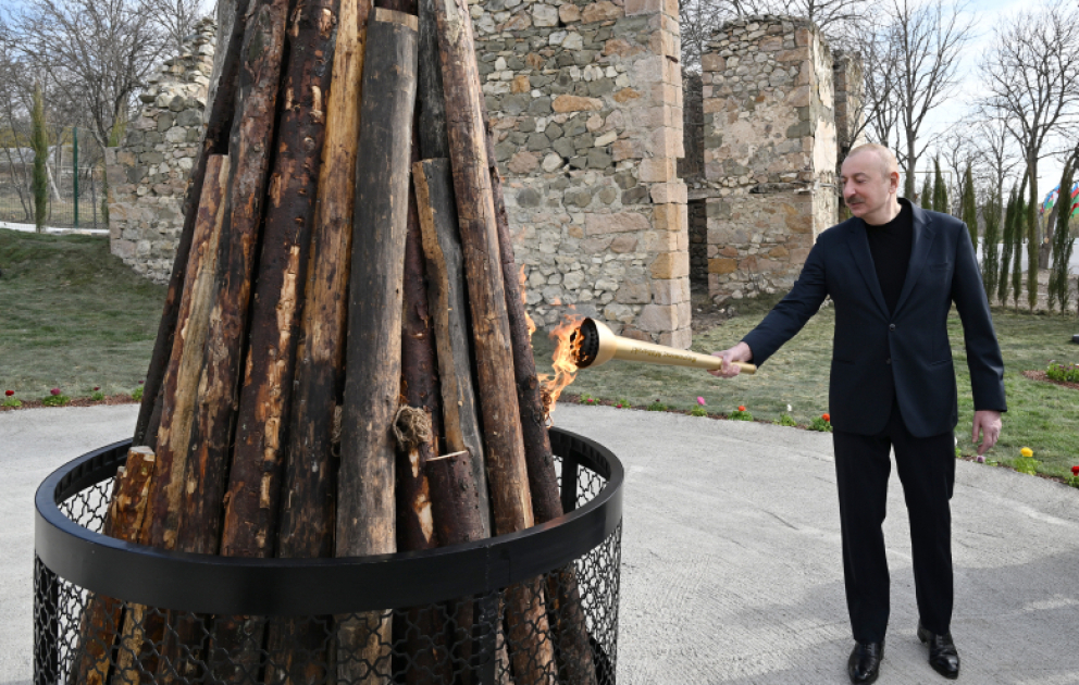 Präsident Ilham Aliyev und First Lady Mehriban Aliyeva entzünden im Dorf Hasanriz in Aghdara Region Novruz-Feuer