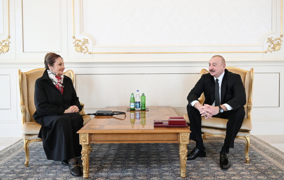 Le président Ilham Aliyev remet l’ordre « Istiqlal » à Chefige Mammadova