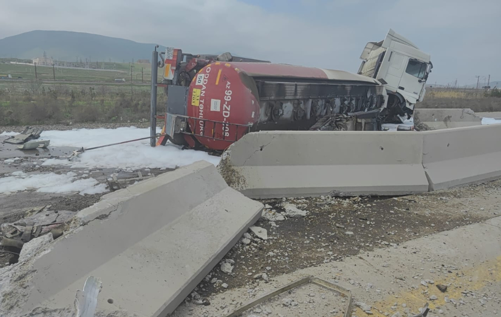 Siyəzəndə yük maşını aşıb, yolda hərəkət məhdudlaşdırılıb