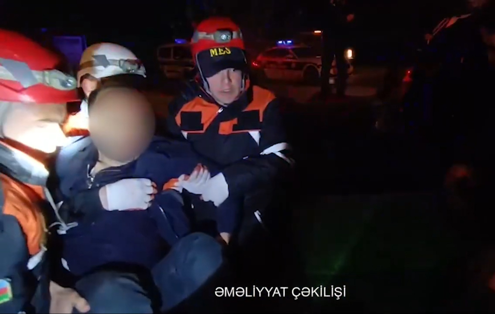 Qəzaya düşən avtomobildəki sürücü xilas edilib