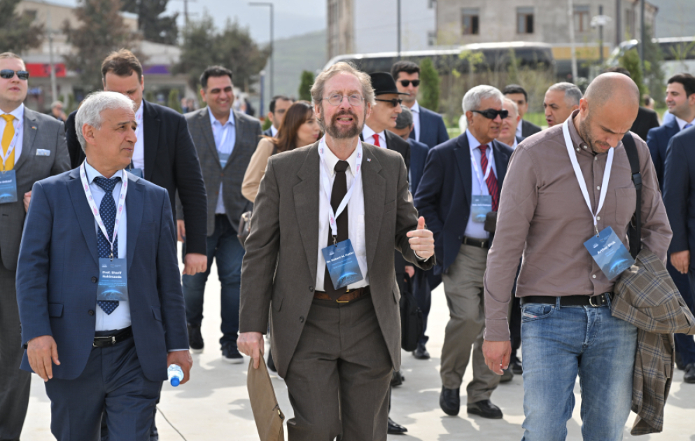 Les participants au 7e Forum politique de l’Université ADA arrivent à Khankendi