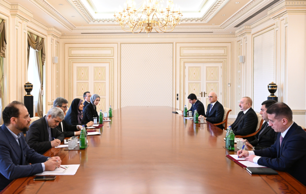 Präsident Ilham Aliyev empfängt iranische Ministerin für Straßen und Stadtentwicklung