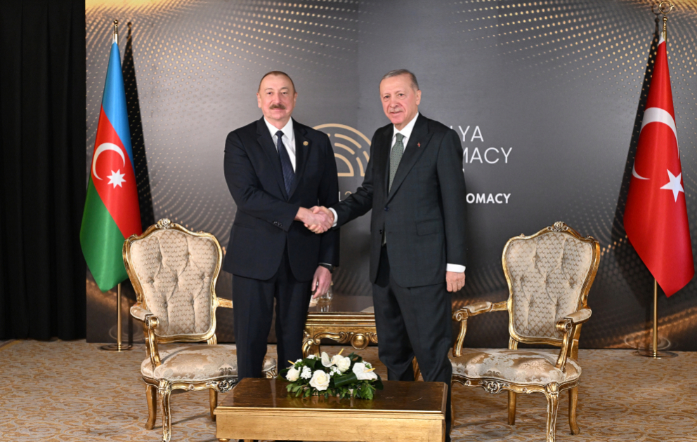 Präsident Ilham Aliyev trifft seinen türkischen Amtskollegen in Antalya