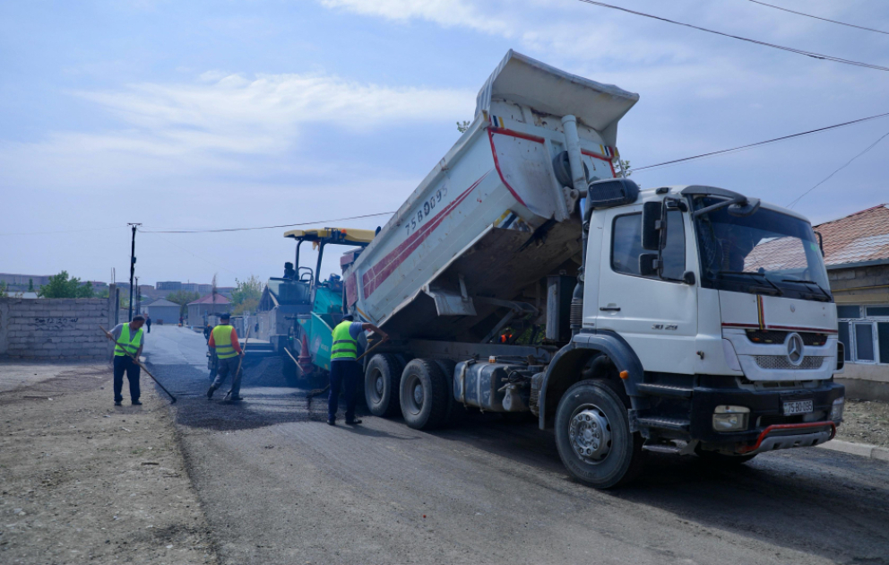 Naxçıvan şəhərinin Əliabad qəsəbədaxili avtomobil yolları əsaslı təmir olunur