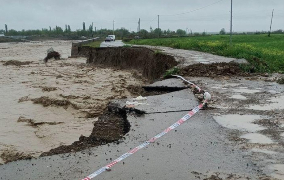 Sel suları Ağsuda avtomobil yolunu yararsız hala salıb