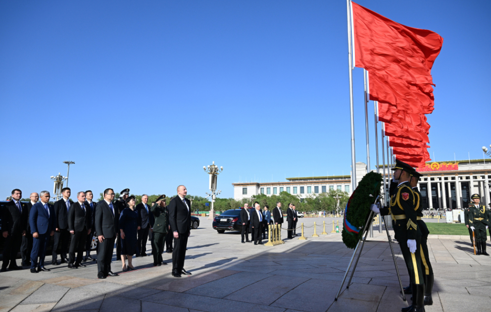 President Ilham Aliyev visited Monument to the People's Heroes in Beijing