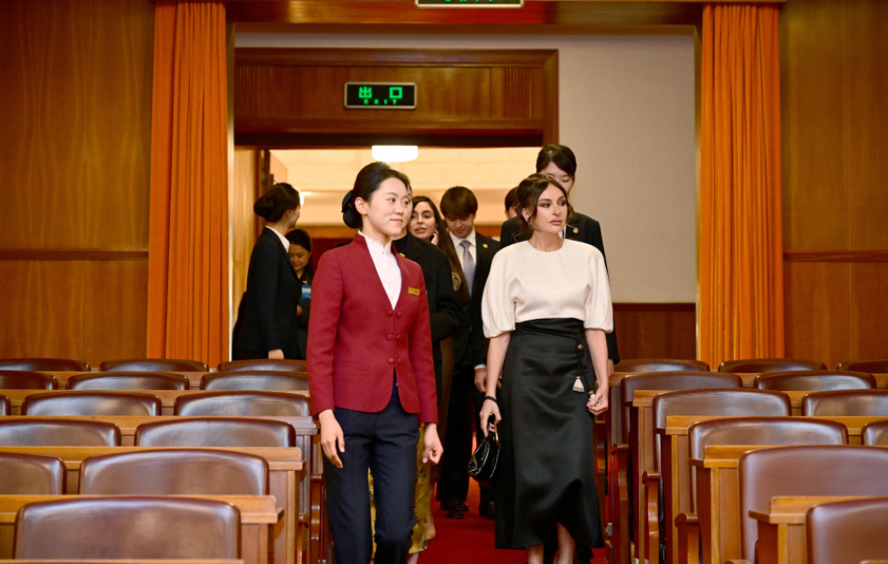 First Lady Mehriban Aliyeva besucht Große Halle des Volkes in Peking