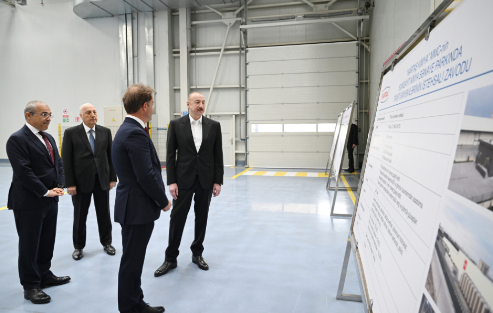 Präsident Ilham Aliyev weiht mehrere Anlagen im Chemie-Industriepark Sumgayit ein