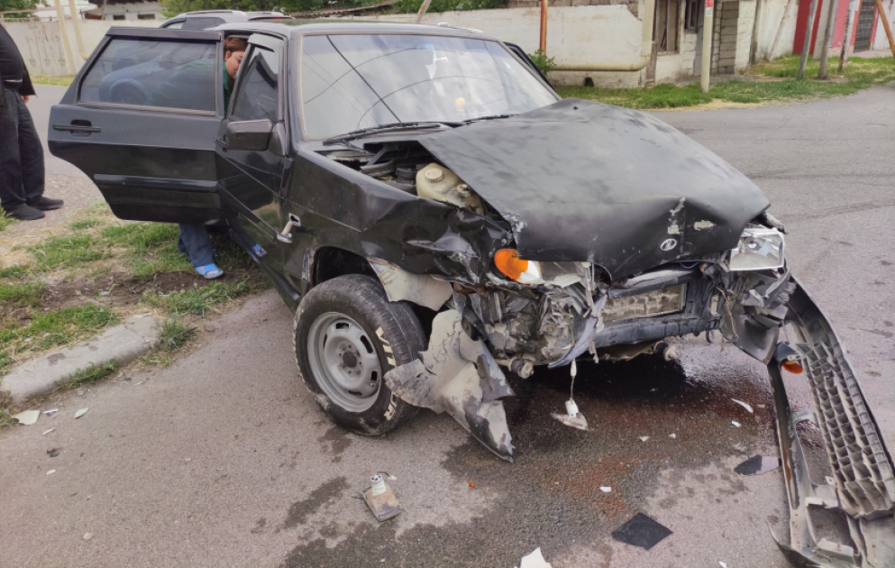Xaçmazda iki minik avtomobili toqquşub, yaralananlar var