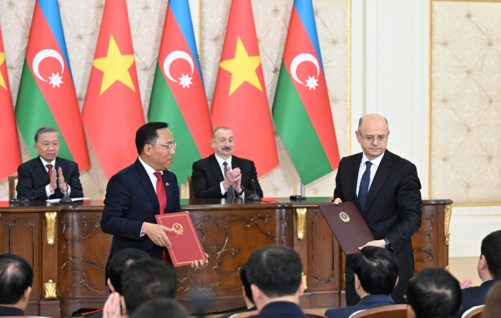 Azərbaycan ilə Vyetnam arasında imzalanmış sənədlər mübadilə edilib