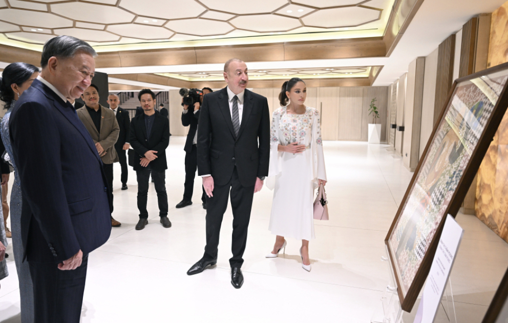 Leaders of Azerbaijan and Vietnam viewed exhibition of Vietnamese paintings
