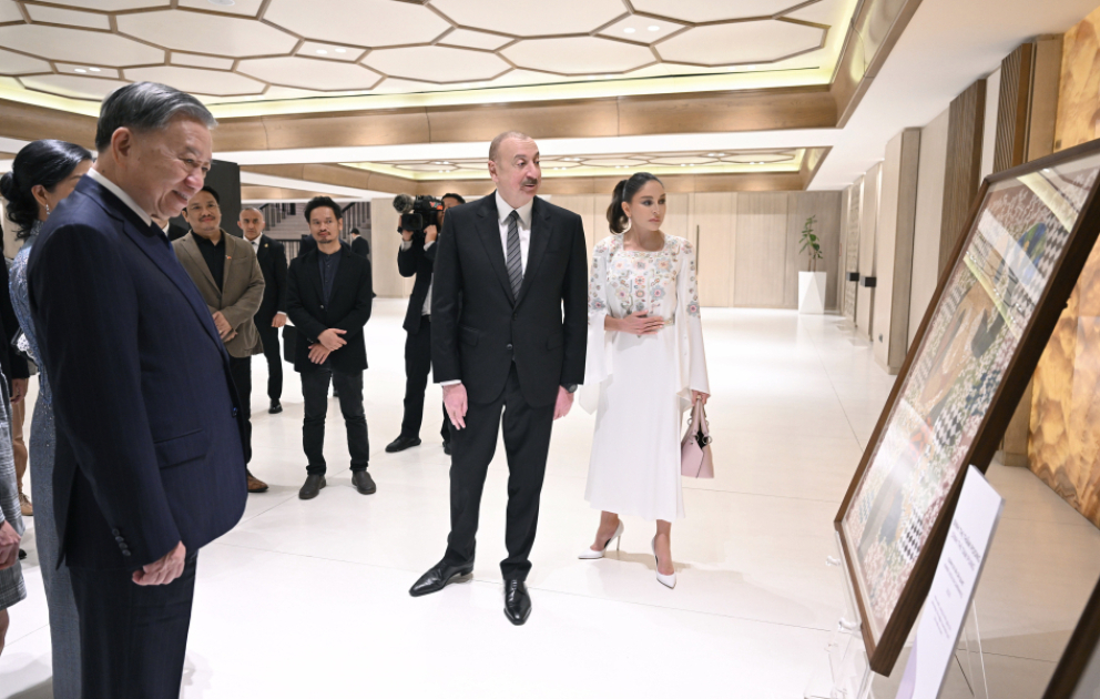 Besichtigung der Ausstellung vietnamesischer Gemälde