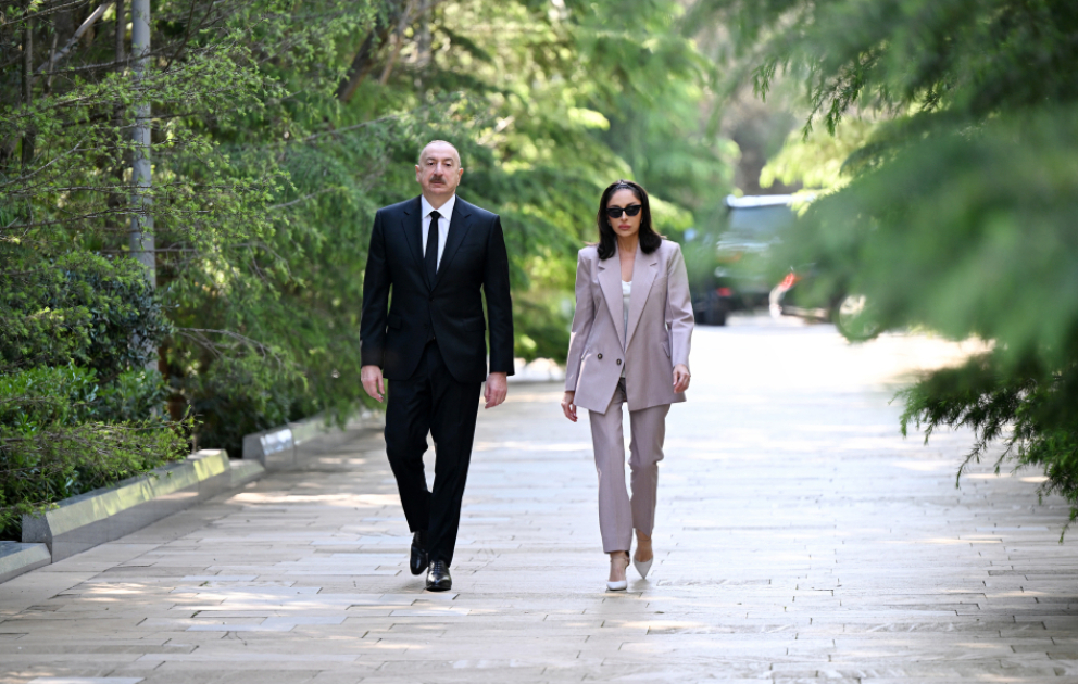 Präsident Ilham Aliyev und First Lady Mehriban Aliyeva besuchen Grabmal von Nationalleader Heydar Aliyev