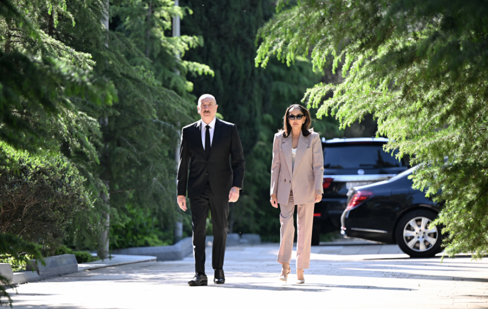 President Ilham Aliyev and First Lady Mehriban Aliyeva visited tomb of National Leader Heydar Aliyev at Alley of Honors