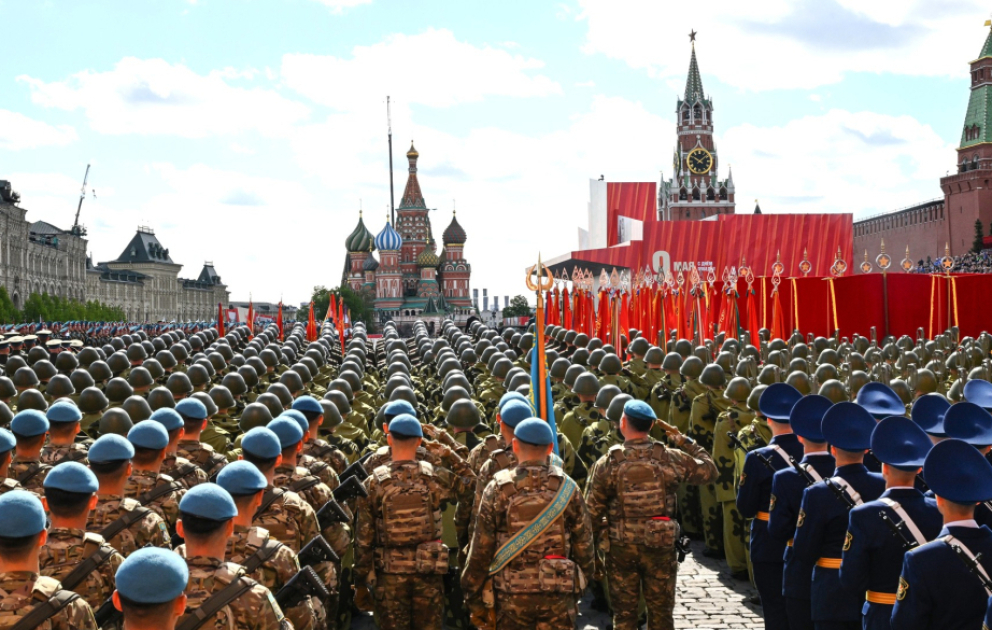 Азербайджанские командос прошли торжественным маршем по Красной площади в Москве