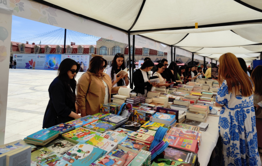30-a yaxın nəşriyyat, 30 mindən çox kitab