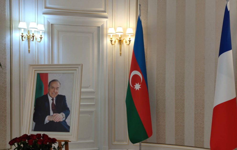 Parisdə xalqımızın Ümummilli Lideri Heydər Əliyevin anadan olmasının 102-ci ildönümü qeyd edilib