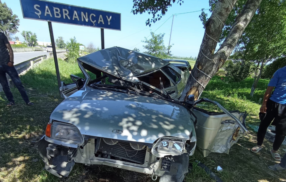 Şabranda avtomobil ağaca çırpılıb, 2 qardaş ölüb