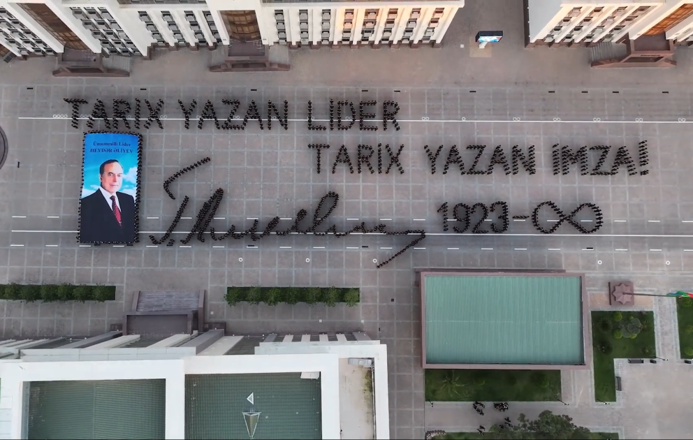 Polis Akademiyasının kursantları Ulu Öndərin anadan olmasının 102-ci ildönümünə həsr olunan fləş-mob keçiriblər