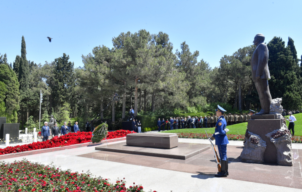 AZERTAC staff pays tribute to National Leader Heydar Aliyev