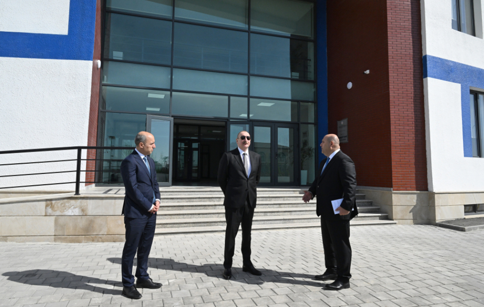 Präsident Ilham Aliyev weiht weiterführende Schule im Dorf Kangarli in Aghdam ein