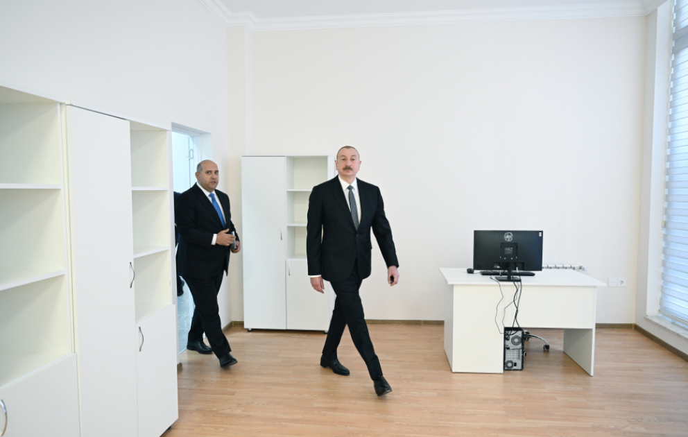 Aghdam: Präsident Ilham Aliyev ein besichtigt für lokale Exekutivorgane im Dorf Kangarli errichtetes multifunktionales Verwaltungsgebäude